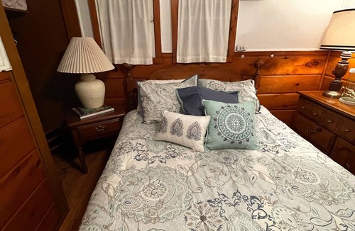 Oscoda Resort | Come up pre-season for great rates! Unit #2-one queen bed, full bathroom