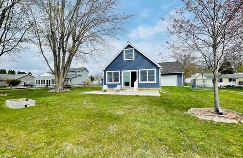 Manitou Beach-Devils Lake House | Comfortable 3-bedroom lake house with AC, WiFi on Devils Lake in Addison, MI.