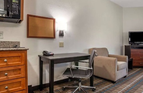Denham Springs Hotel | Comfortable Family Suite w/Kitchenette Near Shopping & I-12 Corridor - 2 Units