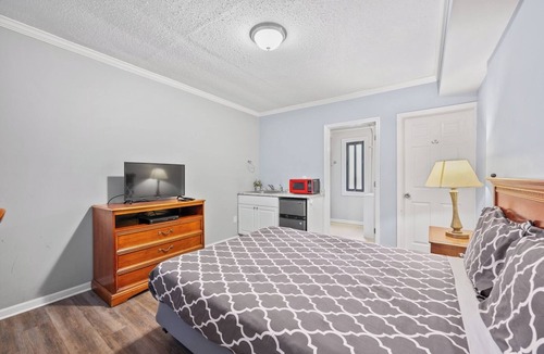 Riverview Apartment | Comfortable Room With Bath in Brownstown