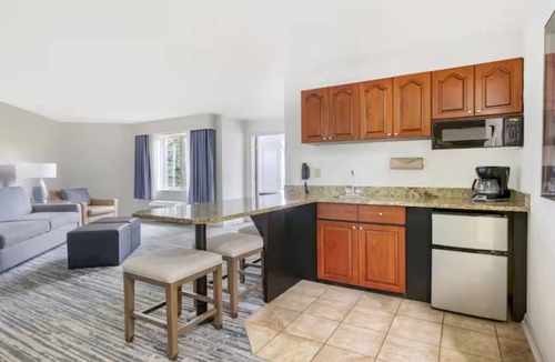 Mishawaka Hotel | Comfortable Stay for Large Families in 2 Spacious Suites w/Kitchenette