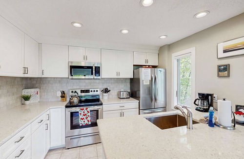 Maple City Condo | Comfy Glen Arbor condo with stunning Lake Michigan views, deck, & fireplace
