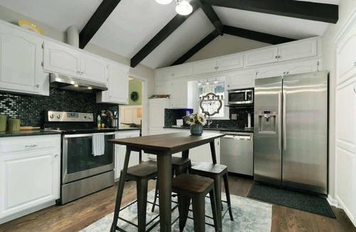 Nall Hills House | Comfy Home Mins to DT KC Sleeps 6 Explore