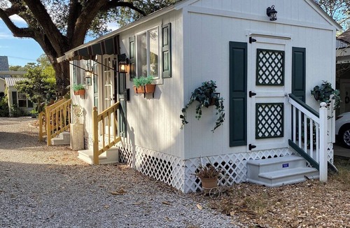 Abbeville Cottage | Comfy quaint 1-bedroom cottage with serene pond area in charming Abbeville