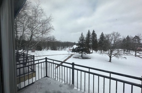 Gaylord Condo | Condo on Otsego Resort in Gaylord fun for every season. Golf an skiing