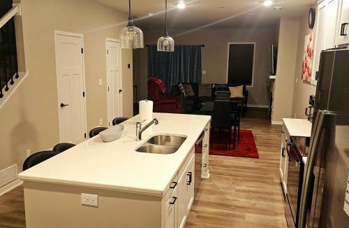 Rochester Apartment | Contemporary 2BR, 2 and half BA Furnished Townhome Minutes from Mayo Clinic