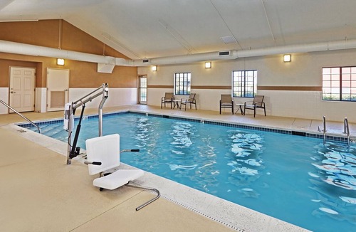 Northbrook Condo | Contemporary Suite in "The Glen" Business District | 24 Hour Fitness Center + Indoor Pool + Kitchen