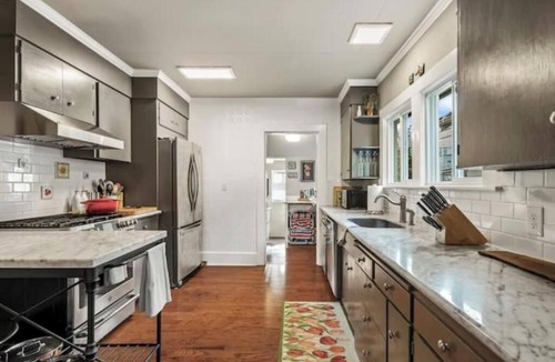 Alki House | Cook's Kitchen + Firepit + Pickleball Park Nearby + AC + 2 Parking Spots