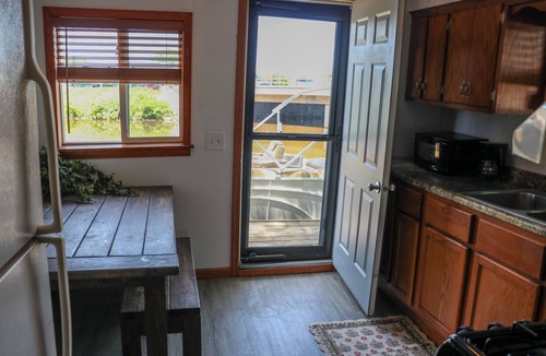 Fond du Lac Apartment | Cottage located on Lake Winnebago! Pontoon Boat and/or WaveRunner included!