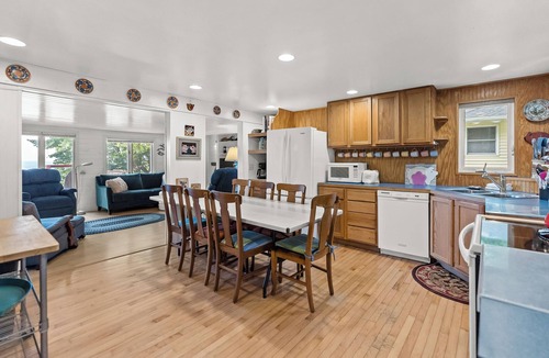 West Olive House | Cottage with Private Lake Access! Short distance to town