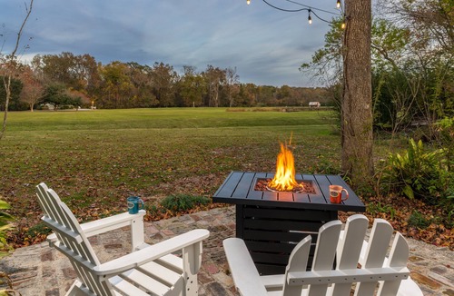 Rayne Cottage | Country Garden Cottage: Charming Private Cottage in Cajun Country with Lake Views & Jetted Tub