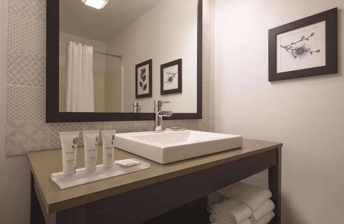 Village of Germantown Hotel | Country Inn & Suites by Radisson, Germantown, WI