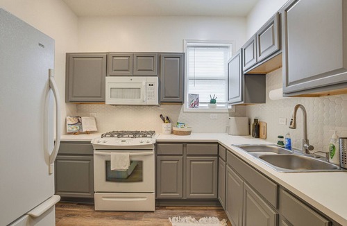 Greater Grand Crossing Apartment | ‘Cozi Crib23’ 4 Mi to Obama Center, Soldier Field