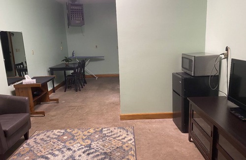 Rossford House | Cozy 1-bedroom 1-bathroom suite in enchanting Rossford with AC