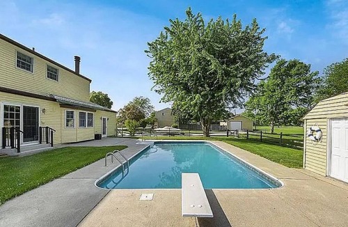 Rossford House | Cozy 1-bedroom 1-bathroom suite in enchanting Rossford with AC