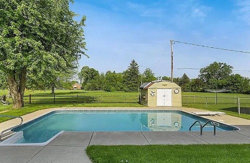 Rossford House | Cozy 1-bedroom 1-bathroom suite in enchanting Rossford with AC