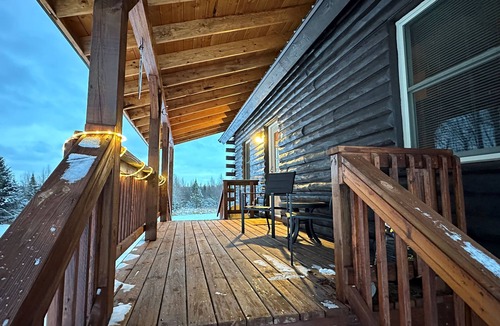 Ironwood Cabin | Cozy 1-bedroom cabin with AC, WiFi & garage in charming Ironwood