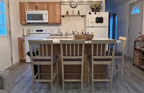 McFarlan House | Cozy 1-bedroom house on 17 acres in Elizabethtown, IL near the Ohio River.