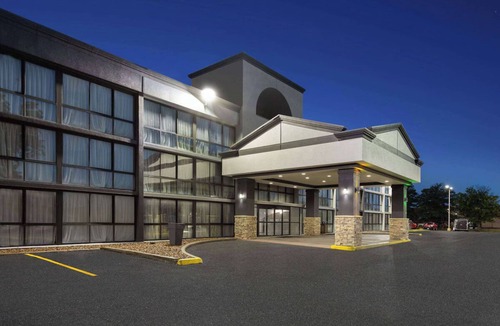 Kansas City Hotel | Cozy 1-bedroom hotel with AC in beautiful Kansas City - NQQ2