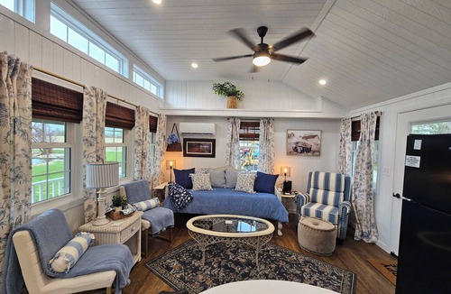 Janesville House | Cozy! 1-bedroom house on Lake Mattoon with dock, porch and stunning view!