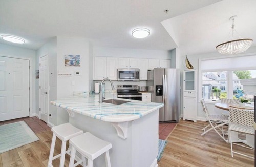 Manistee Condo | Cozy 1-bedroom Pet Friendly Condo in Manistee. Pool, Hot tub, 5 min to Beach!