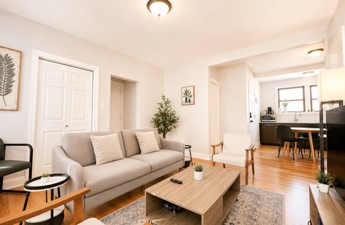 West Ridge Apartment | Cozy 1BR Near Loyola University Fast WiFi Walk to Dining & Transit