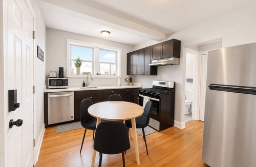 West Ridge Apartment | Cozy 1BR Near Loyola University Fast WiFi Walk to Dining & Transit