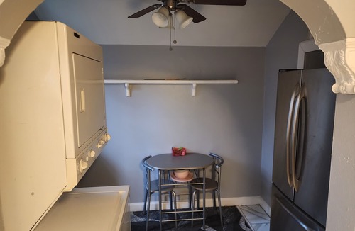 Detroit House | Cozy 2 B/R sleeps 5, 10 minutes from downtown and 20 minutes from DTW airport.