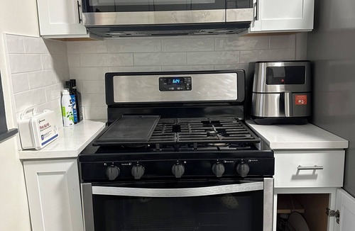 Greater Grand Crossing Apartment | Cozy 2-bedroom apartment in Chicago near downtown attractions