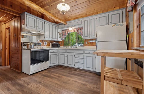 Lewiston Cottage | Cozy 2-bedroom cottage with fireplace on Tee Lake in Lewiston