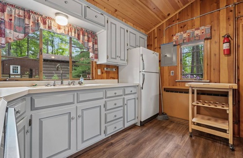 Lewiston Cottage | Cozy 2-bedroom cottage with fireplace on Tee Lake in Lewiston