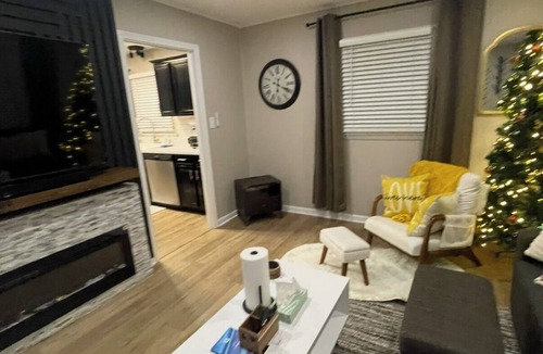 Midland House | Cozy 2-bedroom house with king bed in lovely Midland with private deck