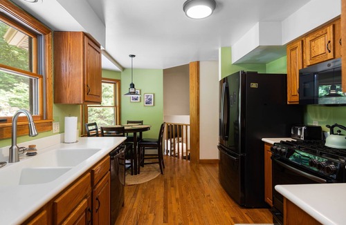 Traverse City House | Cozy 3 Bed 3 Bath located within minutes to Downtown Traverse City
