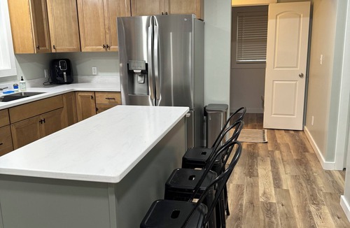 Baldwin Cabin | Cozy 3 Bedroom Cabin Chain of Lakes Area WIFI Free Cancellation