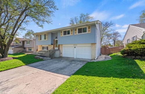 Orland Park House | Cozy 3 bedroom Home Near Shopping, Hospitals, Forests & More