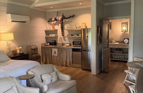 Burton House | Cozy and comfortable one bedroom with kitchen and with pasture view.