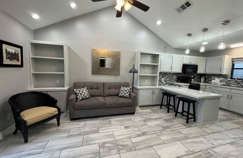Claiborne Apartment | Cozy atmosphere 5 minutes to Sports complex, Expo center and downtown.