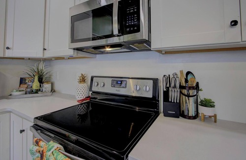 Cooper-Young Historic District House | Cozy Bluff City Bungalow -3.5 miles to Downtown Memphis