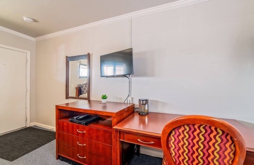 Riverview Apartment | Cozy Browntown Room for 4: Wi-fi & Free Parking