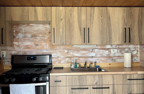 Wellston Cabin | Cozy Cabin near Tippy Dam -Pet Friendly by Janix Escapes