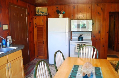 Grubville House | Cozy Cabin Retreat - Sleeps 8 - 1 Hr from STL