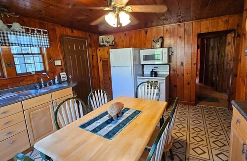 Grubville House | Cozy Cabin Retreat - Sleeps 8 - 1 Hr from STL