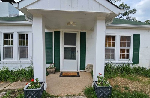 Grubville House | Cozy Cabin Retreat - Sleeps 8 - 1 Hr from STL