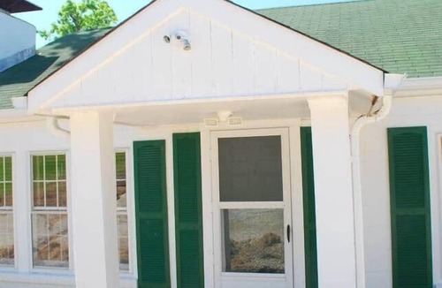 Grubville House | Cozy Cabin Retreat - Sleeps 8 - 1 Hr from STL