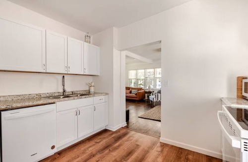Grosse Ile Cottage | Cozy Charming 2BR Cottage - Perfect for Traveling Professionals