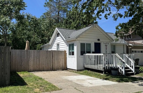 Nims House | Cozy Cottage with Private Hot Tub | Minutes to Pere Marquette Beach