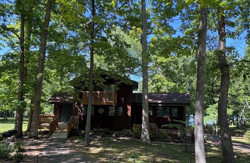 Benton House | Cozy family lake house on Kentucky Lake, w/private dock & sleeps 12