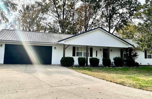 Marion House | Cozy Getaway in the Heart of Marion, Illinois!