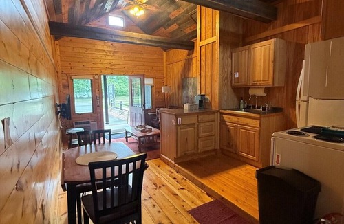 Lake Shore Apartment | Cozy Gull Lake View Cottage