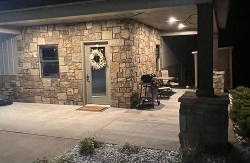 Reidland Cabin | Cozy Hideaway with King Bed, Pond & Firepit